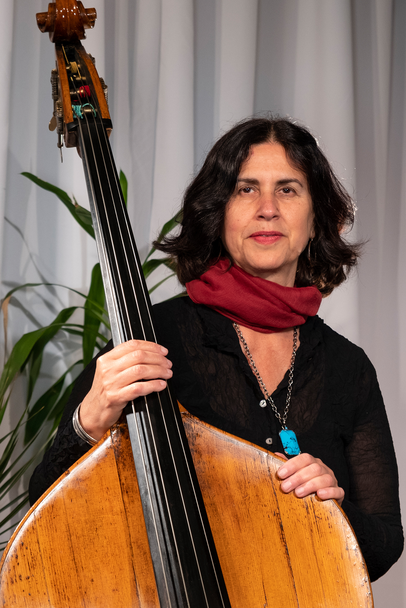 Daphna Sadeh and double bass, photo by Catherine Stewart